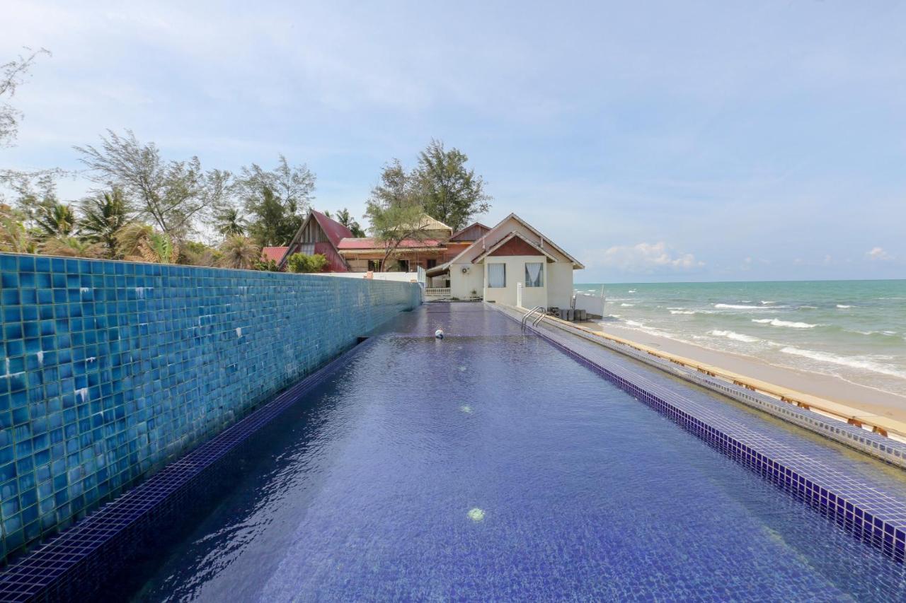 Villa Danialla Beach Resort Kampong Ayer Terjun Pinang Eksteriør bilde
