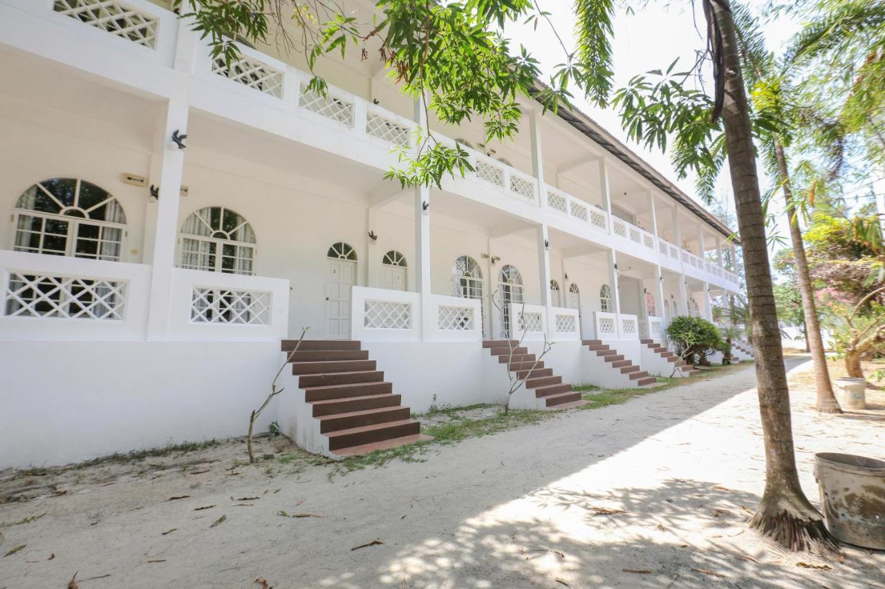 Villa Danialla Beach Resort Kampong Ayer Terjun Pinang Eksteriør bilde