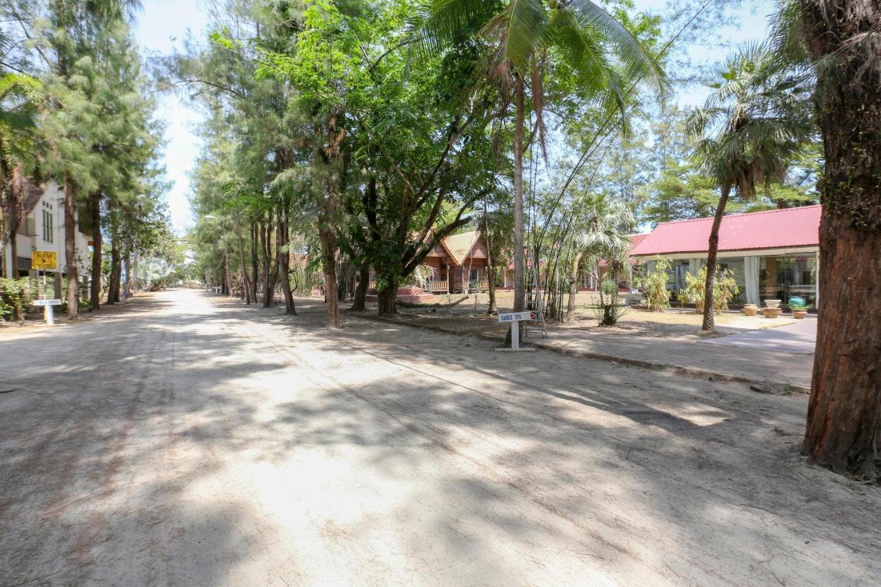 Villa Danialla Beach Resort Kampong Ayer Terjun Pinang Eksteriør bilde