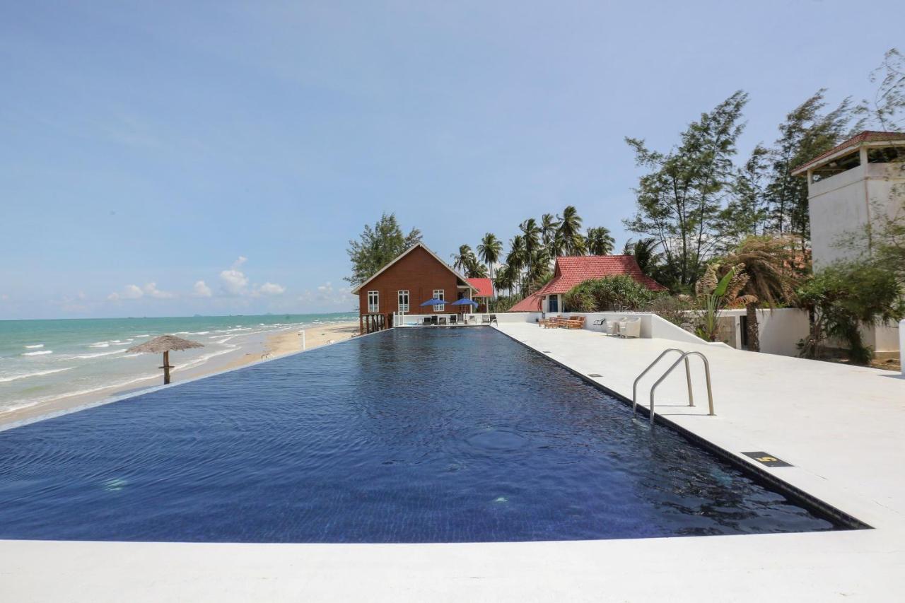 Villa Danialla Beach Resort Kampong Ayer Terjun Pinang Eksteriør bilde
